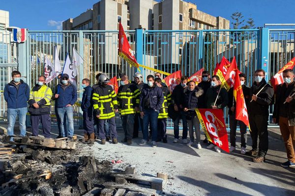 Plus de 200 personnes s'étaient réunies devant la préfecture de Haute-Corse, puis la mairie de Bastia, à l'appel des syndicats, le mardi 19 janvier.