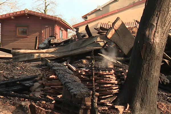 Une menuiserie totalement détruite dans le Jura, près de Poligny.