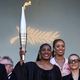 La flamme olympique a monté les marches à Cannes pour la première fois de son histoire. Ici, elle est tenue par la triple championne olympique Marie-José Pérec.