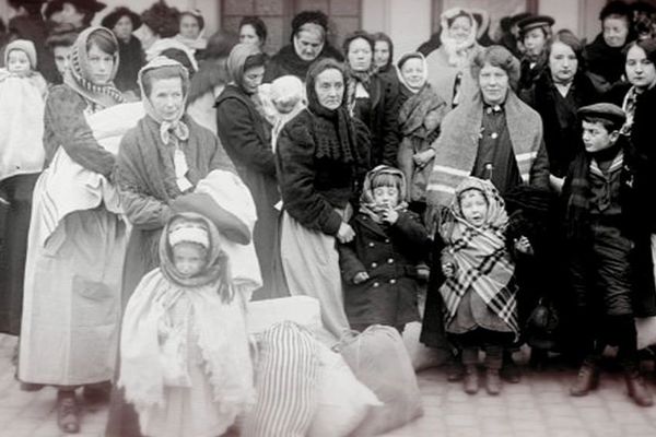 En 1916, des centaines de femmes et de jeunes filles furent déportées depuis la gare Saint-Sauveur de Lille.