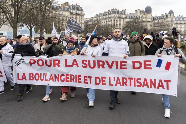 Des boulangers ont manifesté, aujourd'hui, à Paris, contre la hausse du prix de l'énergie.