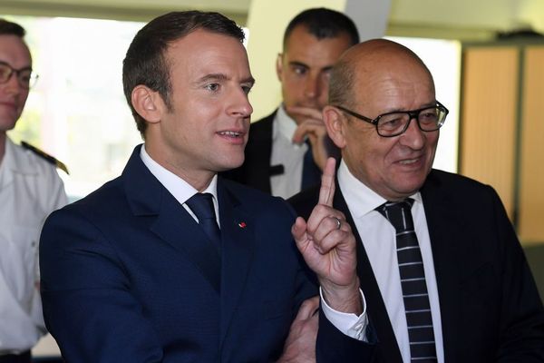 En visite au CROSS d'Etel aux côtés du ministre Jean-Yves Le Drian, le trait d'humour d'Emmanuel Macron a été vivement critiqué - 1/06/2017