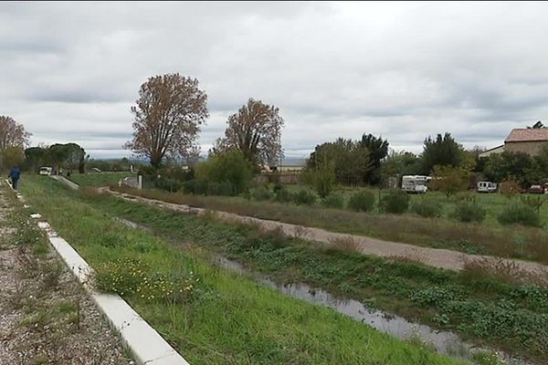 La digue de Sallèles d'Aude, construite il y a 15 ans, expliquée aux enfants et à la population est un rempart contre les crues