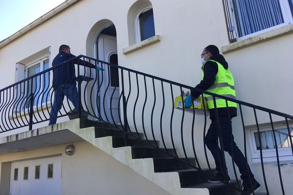 Les bénévoles de la réserve citoyenne à Gouesnou, en pleine livraison à domicile