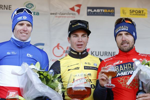 Dylan Groenewegen a remporté la semi-classique Kuurne-Bruxelles-Kuurne en s'imposant au sprint devant Arnaud Démare (à gauche) et Sonny Colbrelli (à droite),
dimanche 25 février à Kuurne (Belgique).