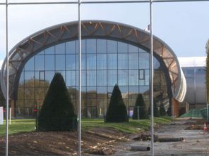 Le démontage du Grand palais éphémère a pris du retard au coeur du Champ-de-Mars.