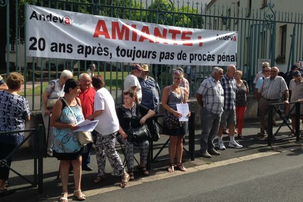 Le CAPER Bourgogne a organisé un rassemblement devant le tribunal de Mâcon, en Saône-et-Loire, jeudi 6 juillet 2017 pour dénoncer la décision du parquet de Paris de stopper les investigations dans plusieurs enquêtes pénales concernant l'amiante. 