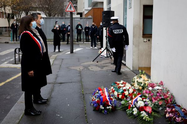 Anne Hidalgo et Gérald Darmanin rendent hommage ce jeudi 7 janvier aux victimes des attentats de janvier 2015, ici au 10, rue Nicolas Appert, à l’occasion du sixième anniversaire des attaques.