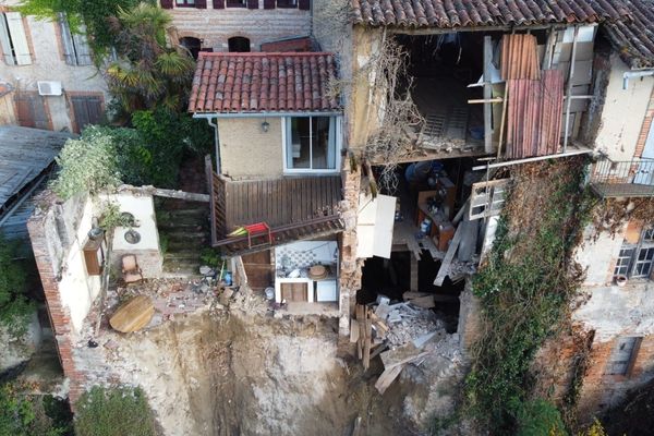 Les nombreuses expertises mettent en évidence l’érosion de la rivière Arize, agravée par les crues et décrues successives.