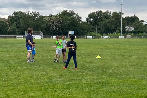 Au TAC Rugby à Toulouse (Haute-Garonne) les jeunes joueurs admirent la prise de parole d'Antoine Dupont contre l'homophobie.