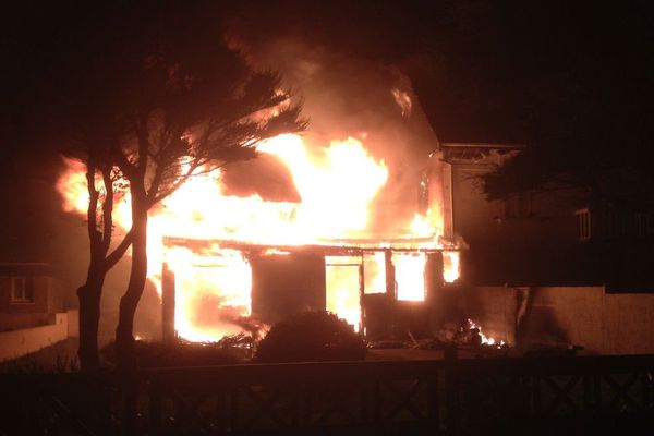 L'incendie a totalement détruit une maison en bois et gravement endommagé une autre mitoyenne