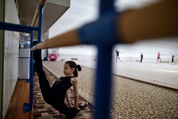 C'est lors de cours de gymnastique, le plus souvent à la barre, que l'éducateur sportif pratiquait des attouchements sur Maud alors âgée de 13 ans. Illustration