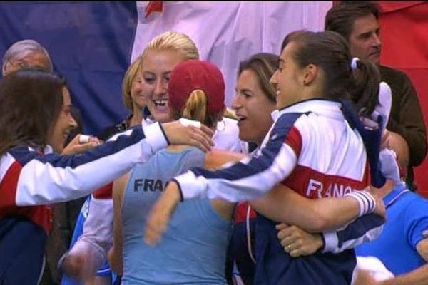 Marion Bartoli, Amélie Mauresmo et les deux autres jeunes joueuses de l'Equipe de France entourent Alizé Cornet qui vient d'apporter le point décisif.