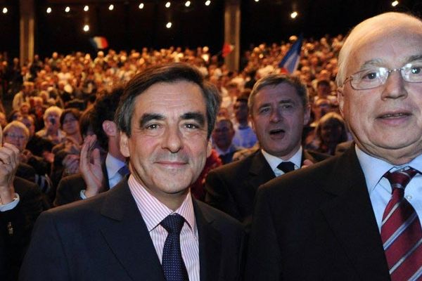 Pierre Méhaignerie aux côtés de François Fillon, lors d'un meeting au Mans, le 27/04/12