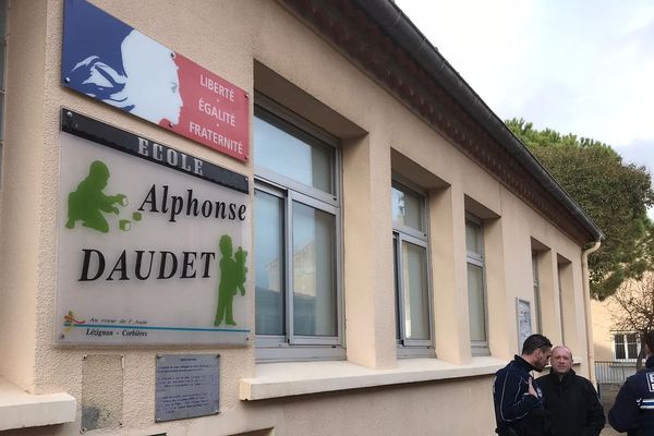 A Lézignan-Corbières, l'école maternelle Daudet a été fermée le lundi 9 mars par précaution après qu'une enseignante ait été testée positive au Covid-19.