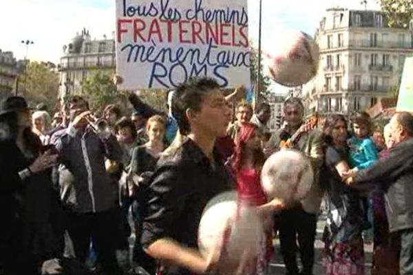 Environ 200 personnes se sont rassemblées dimanche à Paris pour la 3e édition de la "Roma Pride"