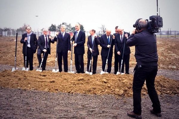 Brochette de personnalités pour l'inauguration du chantier du siège d'Airbus Group