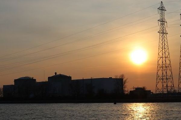 Le crépuscule tombe sur la centrale nucléaire de Fessenheim (Haut-Rhin).