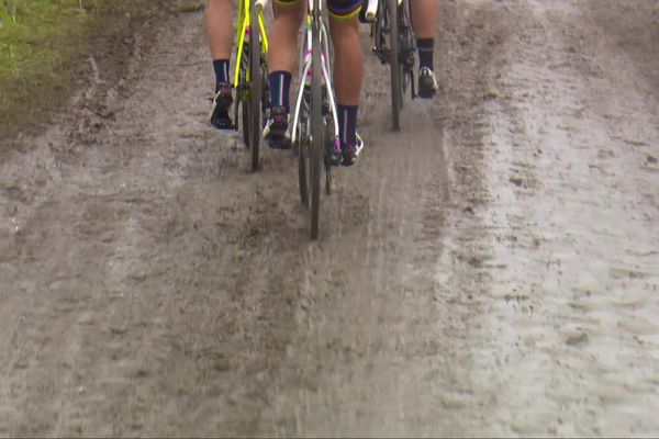 La 118e édition du Paris-Roubaix hommes extrêmement difficile pour les coureurs avec des chaussées très glissantes.