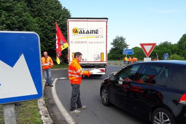 Blocage rond-point de la Croisière par la DIRCO