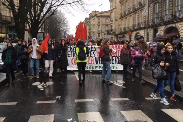 Ce samedi à Bordeaux, les deux manifestations se sont rejointes et défilent pacifiquement. Ils sont entre 3 et 4000.