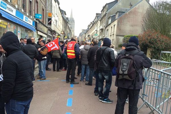 Les salariés des abattoirs AIM devant le tribunal de commerce de Coutances ce jeudi 19 mars