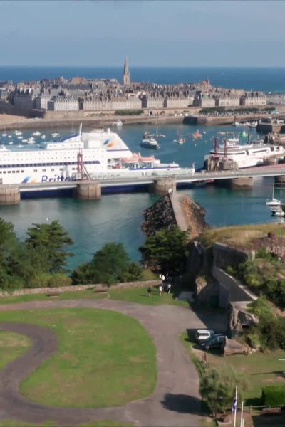 A mi-chemin entre la cité d'Alet et Intra-Muros, le terminal ferry du Naye se situe au coeur de la cité corsaire. Les ferrys y côtoient les remparts de Saint-Malo.