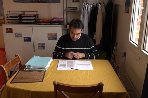 Paul est un étudiant de Sciences-Po, logé en contrepartie de cours qu'il donne dans son quartier.