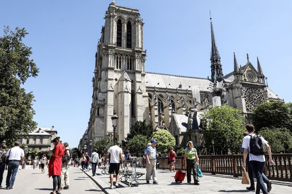 Des personnes ont mis des boules puantes dans les bénitiers de Notre-Dame-de-Paris.