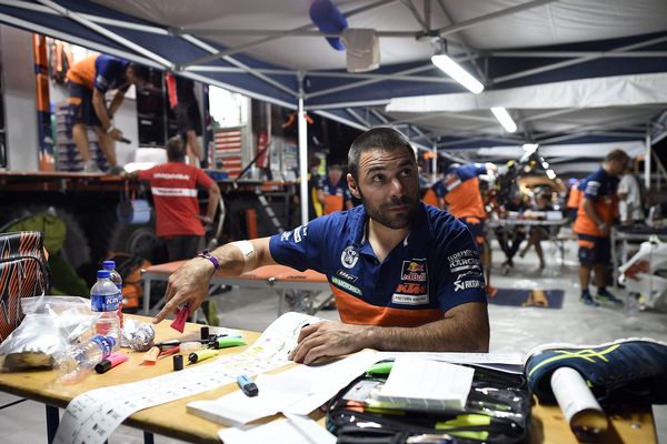 Antoine Méo, un soir de janvier 2016 au bivouac du Dakar (archives).