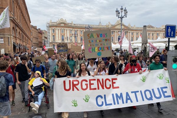 Les manifestants ont démarré de la Place du Capitole, et se sont dirigés vers Saint-Cyprien.