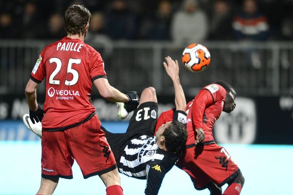 Face à la ligne de défense de Dijon, les angevins ont dû se contenter du match nul