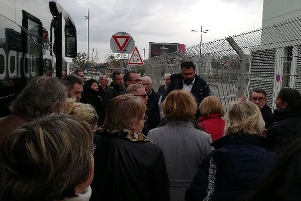 Près de 500 croisiéristes sont à Marignane attendant d'être acheminer à Marseille.