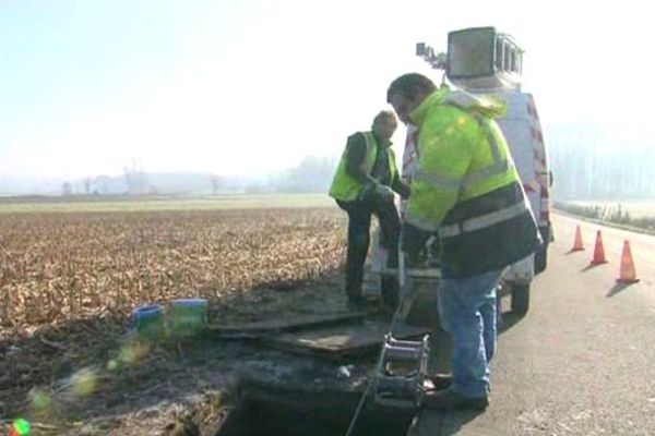 Travaux sur le réseau après un vol de câbles à Saint-Chef le 4 décembre 2013. 