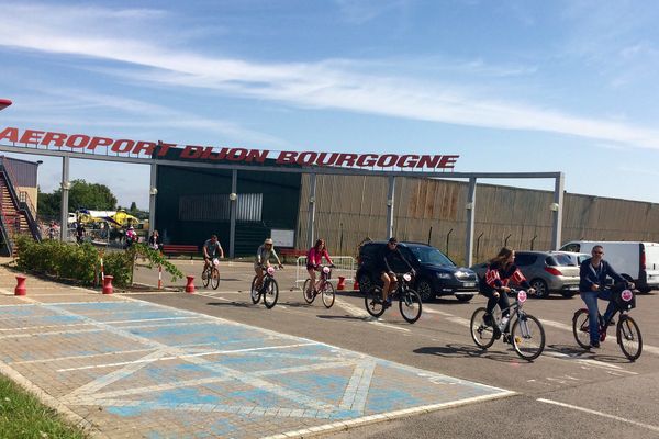 L'aéroport de Dijon-Bourgogne, un cadre insolite pour faire du vélo.