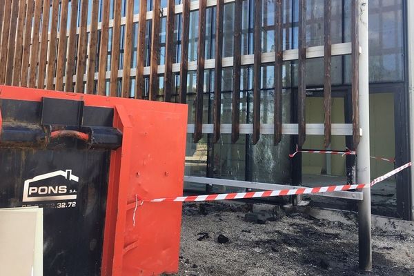 La bonbonne de gaz a été placée dans une benne de chantier proche de du bâtiment en construction.