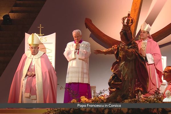 Le pape François en communion avec le Casone pendant le "Dio vi Salvi Regina".