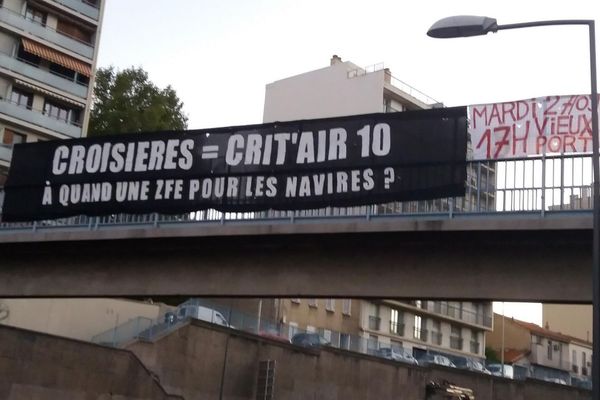 Le collectif Stop Croisières a affiché des banderoles dans Marseille, ici sur le pont au niveau des Chutes-Lavie (4e) à Marseille.