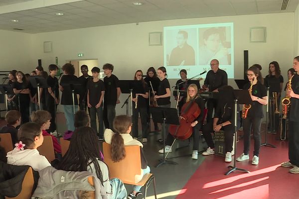 Une minute de silence a été observée dans tous les collèges et lycées en France, comme ici dans un collège d'Orléans.