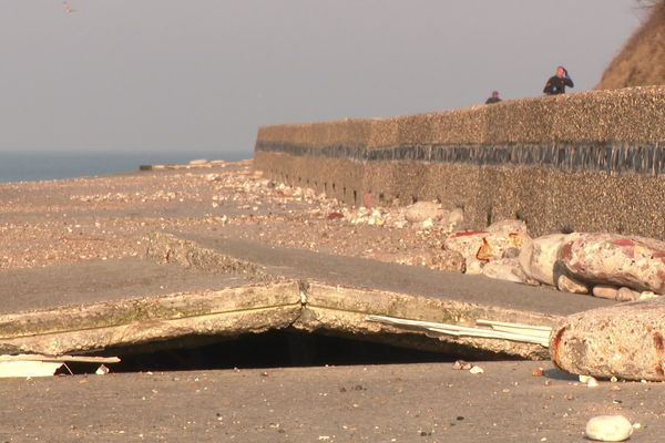 La dalle de béton d'une partie de la digue est brisée