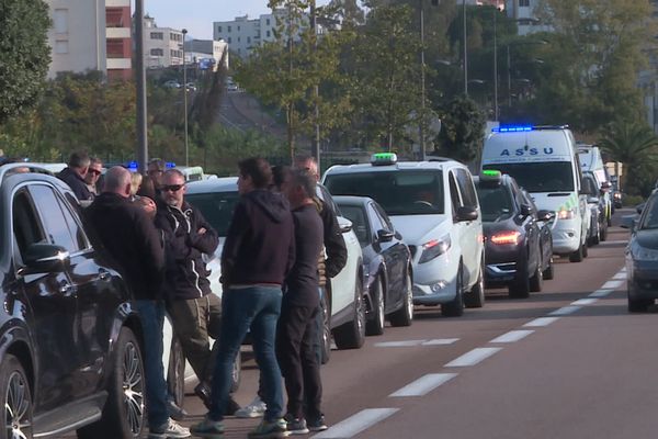 Le rassemblement des artisans taxis et ambulancier de l'île devant la CPAM d'Ajaccio.