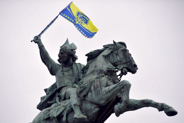 La statue de Vercingétorix place de Jaude à Clermont-Ferrand porte lui aussi fièrement les couleurs de l'ASM, le club de rugby régional. 