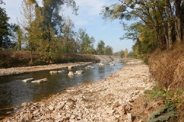 La rivière d'Ouche retrouve sa liberté à Crimolois