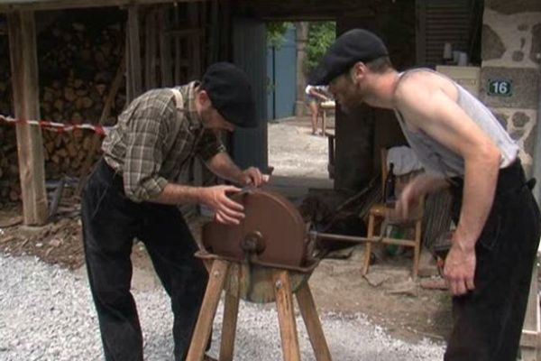 Aujourd'hui à Masgot on faisait revivre les métiers oubliés, ici des rémouleurs affutent les lames de couteaux.