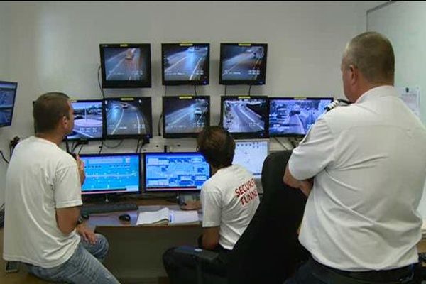 Un policier en civil et deux agents effectuent une opération de contrôle au PC sécurité du tunnel de Bastia.