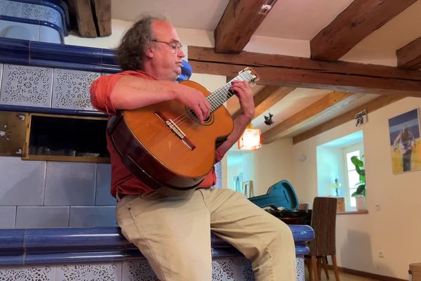 Jacques Hengy dans la maison qu'il a rénovée.