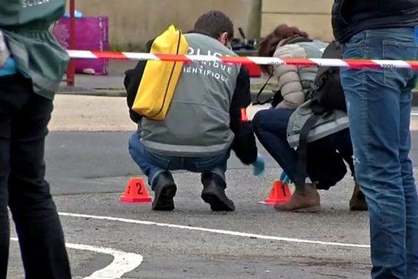 Devant la mosquée du Mans au lendemain des tirs sur l'édifice religieux