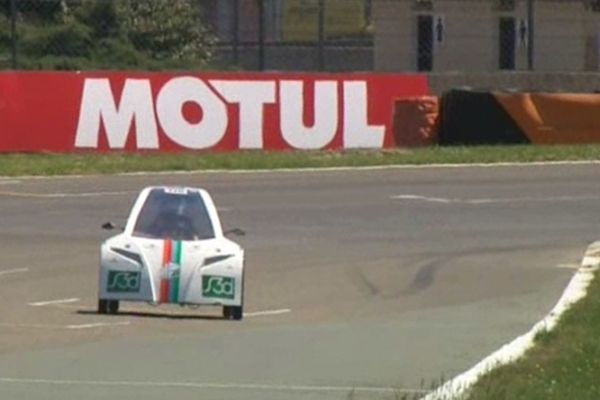 Un véhicule roulant à la graisse de canard, en 2012 sur le circuit de Nogaro dans le Gers