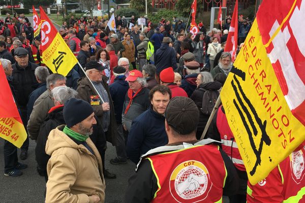 A Saint-Nazaire 500 manifestants se sont rassemblés dés 10 heures ce mardi 19 mars à l'entrée de la ville.