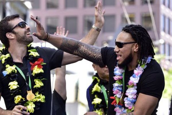 Conrad Smith et Ma'a Nonu pendant la parade des vainqueurs avec les All Blacks le 6 novembre 2015.